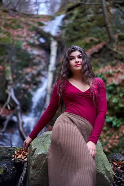 一个美丽的拉丁女子在瀑布边的画像 — 图库照片