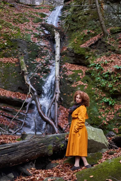 Retrato Uma Mulher Madura Casaco Amarelo Por Uma Cachoeira — Fotografia de Stock