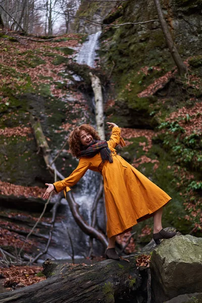 Retrato Uma Mulher Madura Casaco Amarelo Por Uma Cachoeira — Fotografia de Stock