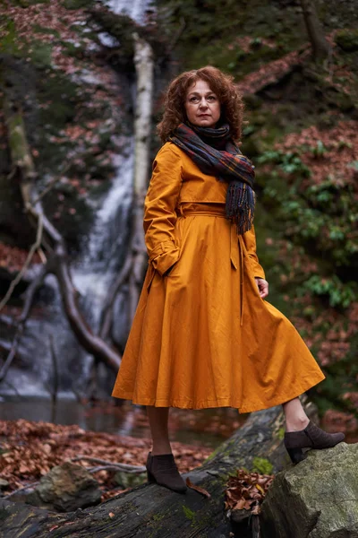 Portrét Dospělé Ženy Žlutém Kabátě Vodopádu — Stock fotografie