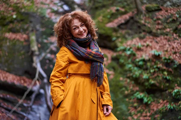 Porträt Einer Reifen Frau Gelben Mantel Wasserfall — Stockfoto