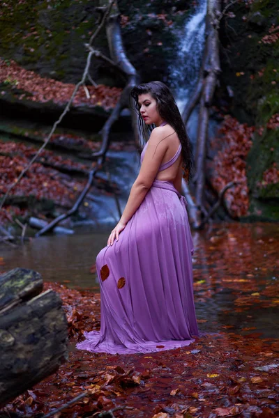 美丽的西班牙姑娘在瀑布边的池塘里 — 图库照片