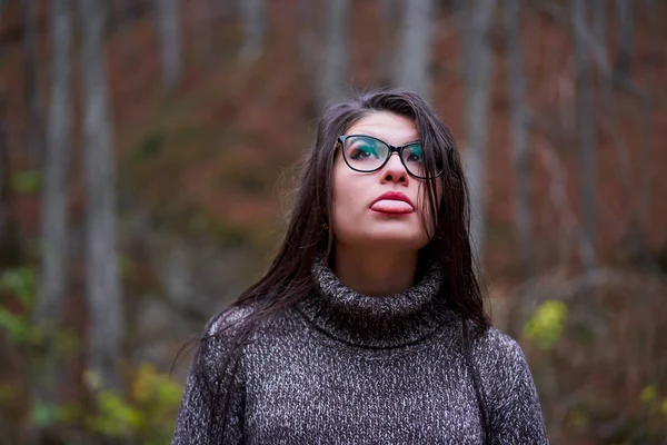 Primer Plano Una Joven Divertida Sacando Lengua —  Fotos de Stock