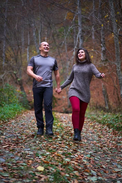 Casal Andando Beco Coberto Folhas Caídas Floresta — Fotografia de Stock