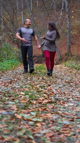 Couple Marchant Sur Une Ruelle Couverte Feuilles Tombées Dans Forêt — Photo