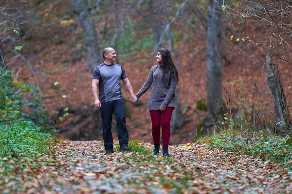 Casal Andando Beco Coberto Folhas Caídas Floresta — Fotografia de Stock