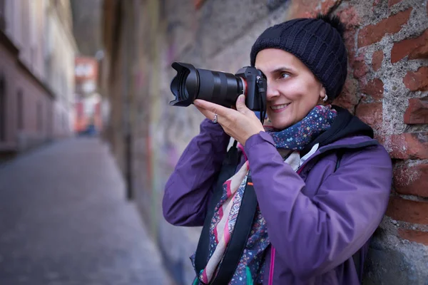 Mujer Fotógrafa Callejera Buscando Temas —  Fotos de Stock