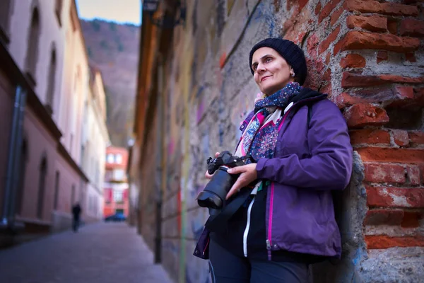 Vrouwelijke Straatfotograaf Zoek Naar Onderwerpen — Stockfoto