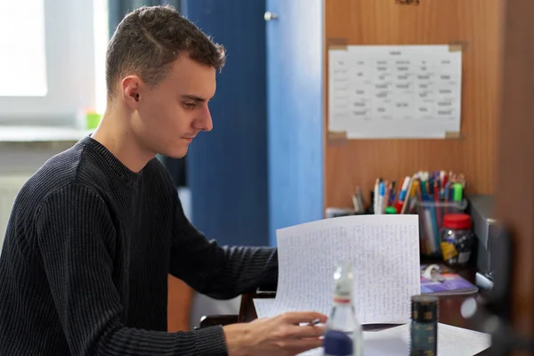 Mladý Student Dělá Domácí Úkoly Doma Svého Stolu — Stock fotografie