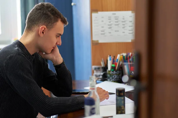 Jeune Étudiant Faisant Ses Devoirs Maison Son Bureau — Photo