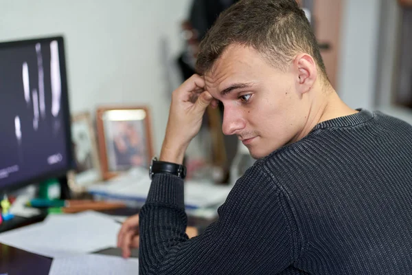 Jovem Estudante Fazendo Lição Casa Casa Sua Mesa — Fotografia de Stock