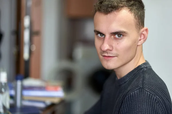 Jonge Student Doet Huiswerk Thuis Aan Zijn Bureau — Stockfoto