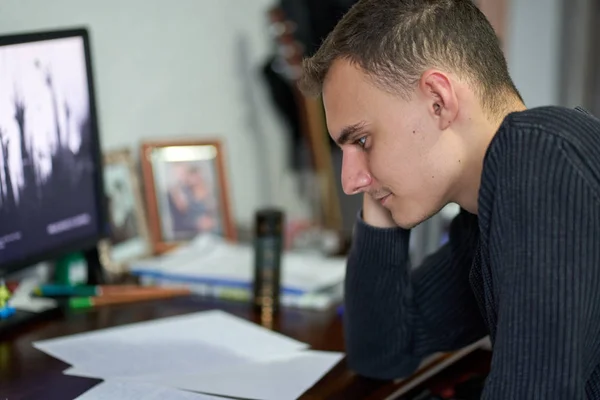 Jonge Student Doet Huiswerk Thuis Aan Zijn Bureau — Stockfoto