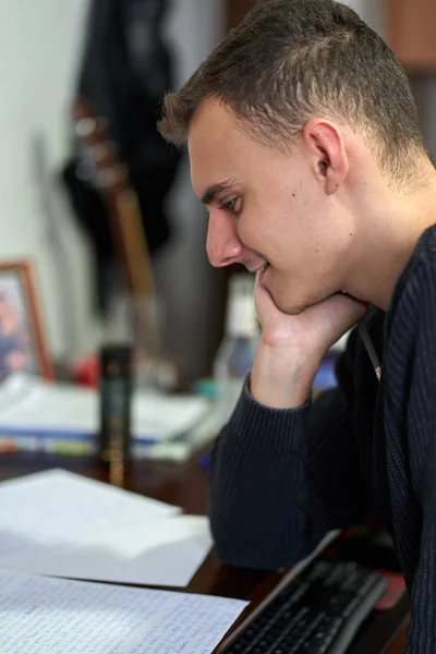 Joven Estudiante Haciendo Deberes Casa Escritorio —  Fotos de Stock