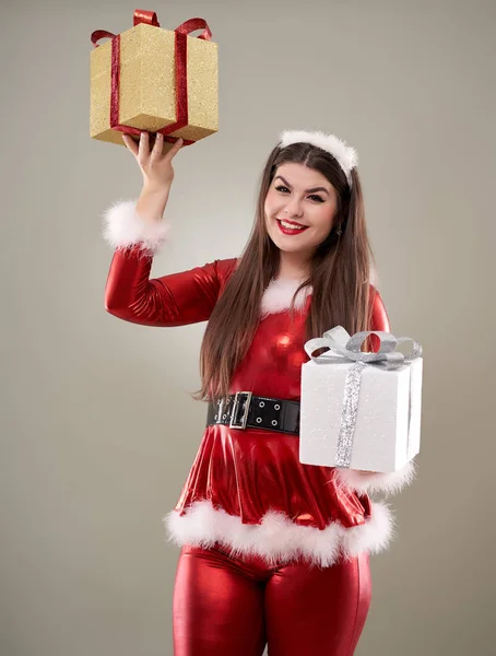 漂亮的年轻圣诞老人女孩带着礼物 — 图库照片