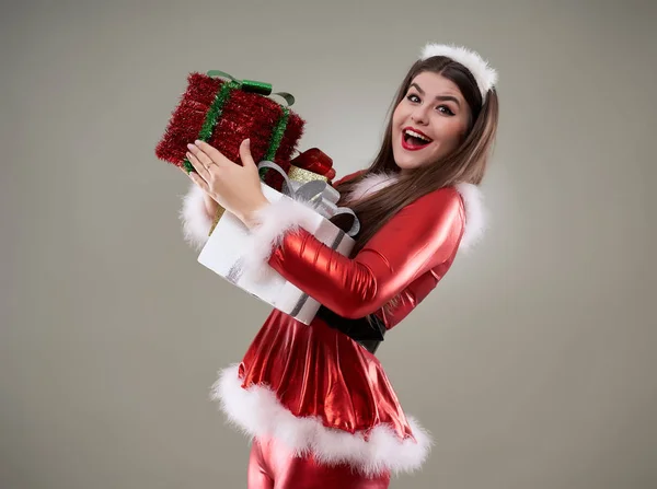 Schöne Junge Weihnachtsmädchen Mit Geschenken Geben — Stockfoto