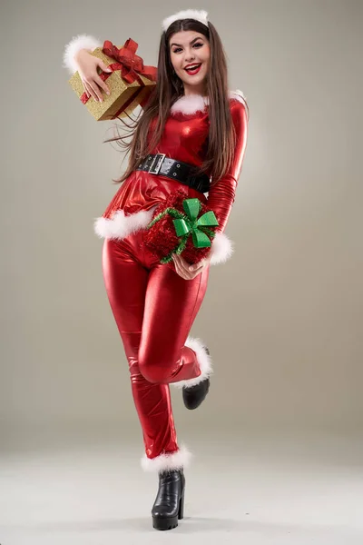 Volle Länge Eines Weihnachtsmannmädchens Mit Geschenken — Stockfoto