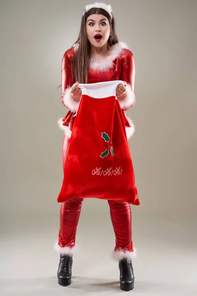 サンタの女の子のフル長いですの袋フルプレゼント — ストック写真