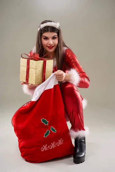 サンタ女の子ベアリングプレゼントの完全な長さ — ストック写真