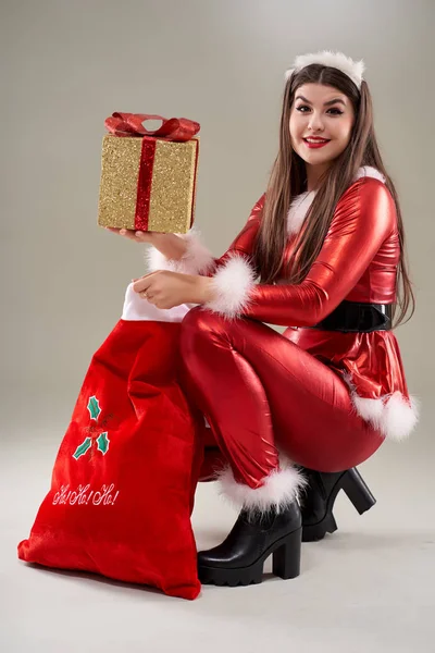 Toute Longueur Une Fille Santa Portant Des Cadeaux — Photo