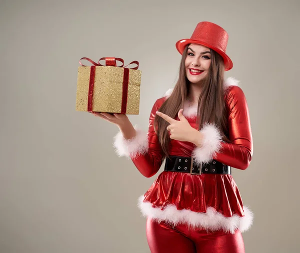 Mooi Jong Santa Meisje Met Cadeautjes Geven — Stockfoto