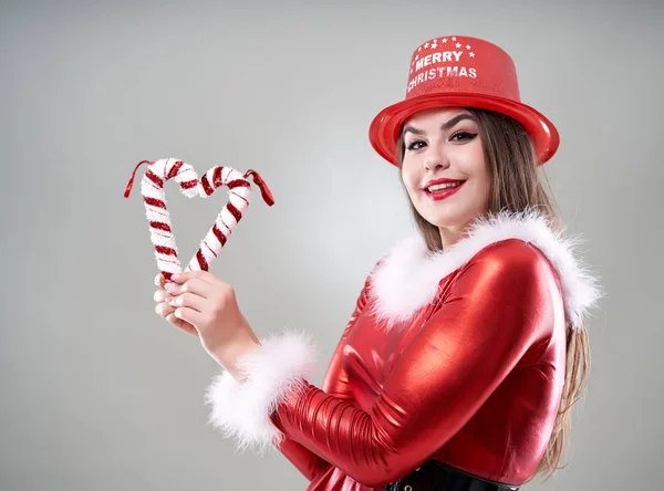 サンタの女の子はクリスマスの装飾から心を作る — ストック写真