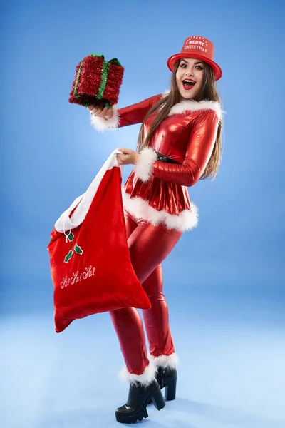 Santa Chica Con Una Bolsa Llena Regalos Sobre Fondo Azul — Foto de Stock