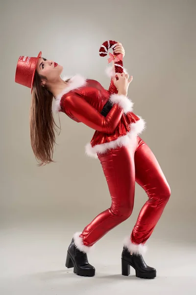 Schöne Weihnachtsfrau Roten Kostüm Vor Grauem Hintergrund — Stockfoto