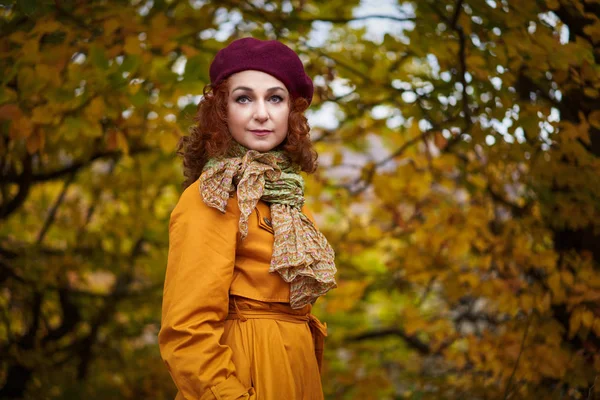 Ritratto Stagionale Una Donna Matura All Aperto Una Foresta Vibrante — Foto Stock