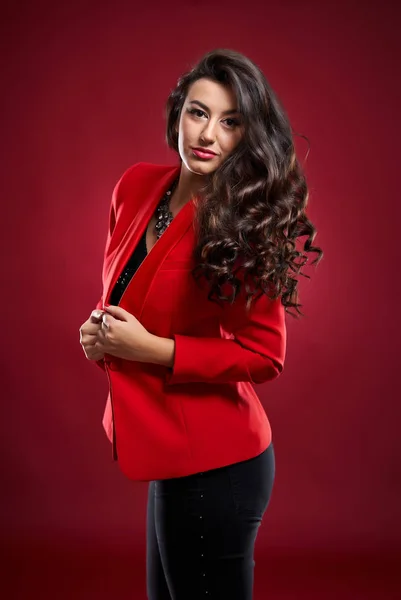 Ung affärskvinna på röd bakgrund — Stockfoto