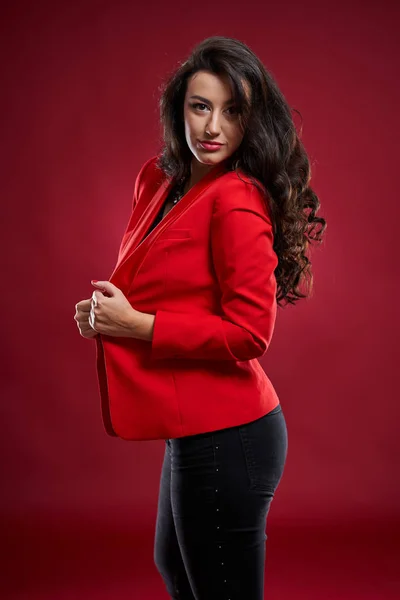Jong zakenvrouw op rode achtergrond — Stockfoto