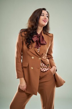 Arka planda izole edilmiş genç bir girişimci kadın stüdyosunun portresi