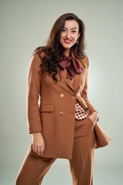 Arka planda izole edilmiş genç bir girişimci kadın stüdyosunun portresi