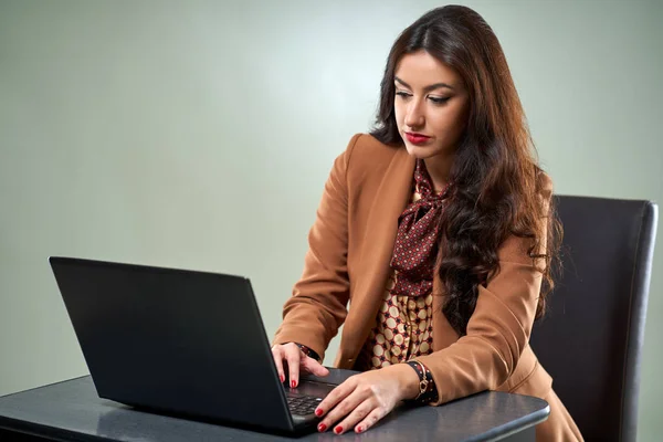 Jovem Funcionário Corporativo Trabalhando Seu Laptop Sua Mesa — Fotografia de Stock