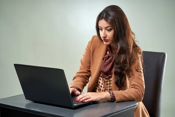 Fiatal Vállalati Alkalmazott Dolgozik Laptopján Asztalánál — Stock Fotó