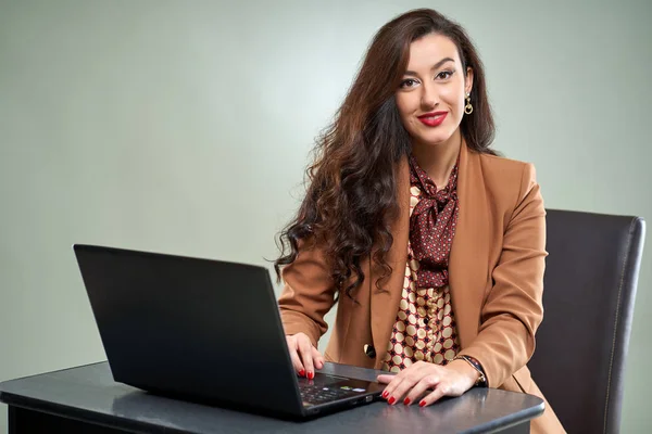 Joven Empleada Corporativa Trabajando Portátil Escritorio — Foto de Stock