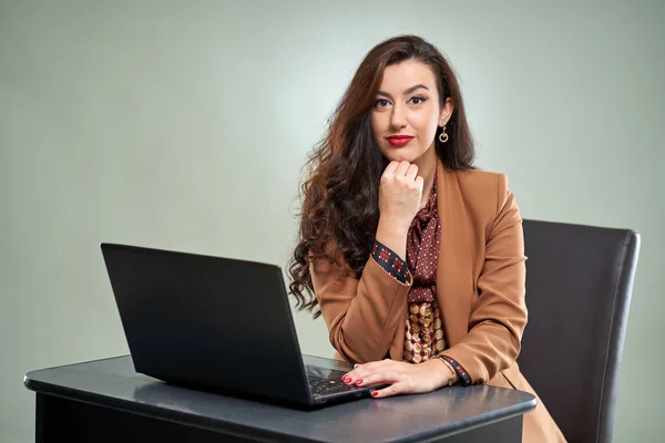 Young Corporate Employee Working Her Laptop Her Desk — Stock Photo, Image