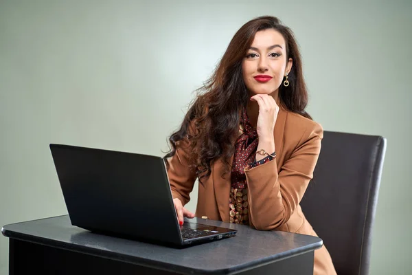 Jonge Werknemer Werkt Aan Haar Laptop Aan Haar Bureau — Stockfoto