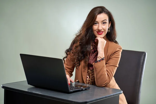 그녀의 책상에서 노트북으로 일하고 있습니다 — 스톡 사진