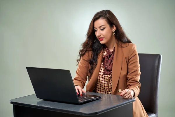 Jeune Employée Entreprise Travaillant Sur Son Ordinateur Portable Son Bureau — Photo