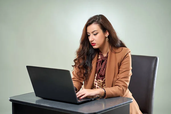 Jonge Werknemer Werkt Aan Haar Laptop Aan Haar Bureau — Stockfoto