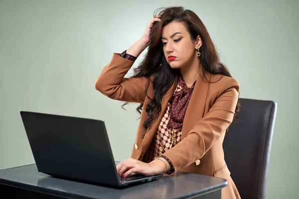 Sfrustrowana Niezwykle Wściekła Kobieta Biznesu Swoim Laptopie — Zdjęcie stockowe