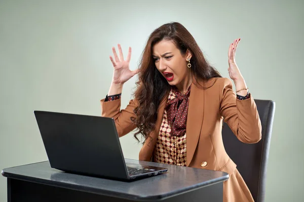 不満と非常に怒っているビジネス女性で彼女のラップトップ — ストック写真