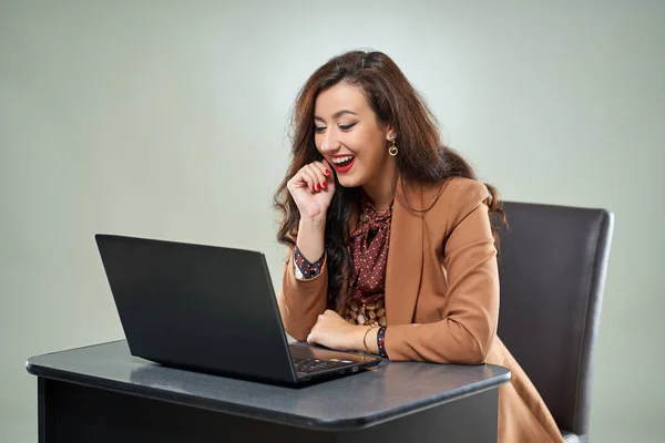 Mulher Negócios Divertida Rindo Que Ela Estava Lendo Seu Laptop — Fotografia de Stock