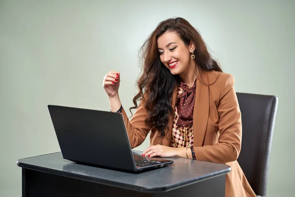 Mulher Negócios Divertida Rindo Que Ela Estava Lendo Seu Laptop — Fotografia de Stock