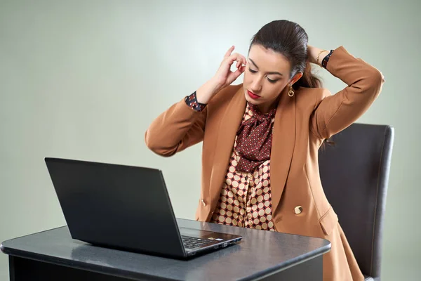 Jonge Werknemer Werkt Aan Haar Laptop Aan Haar Bureau — Stockfoto