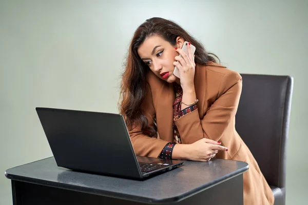 Junge Geschäftsfrau Telefoniert Während Sie Auf Laptop Schaut — Stockfoto