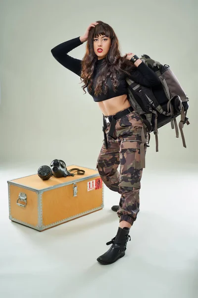Güzel Bir Askeri Kızın Stüdyo Portresi — Stok fotoğraf