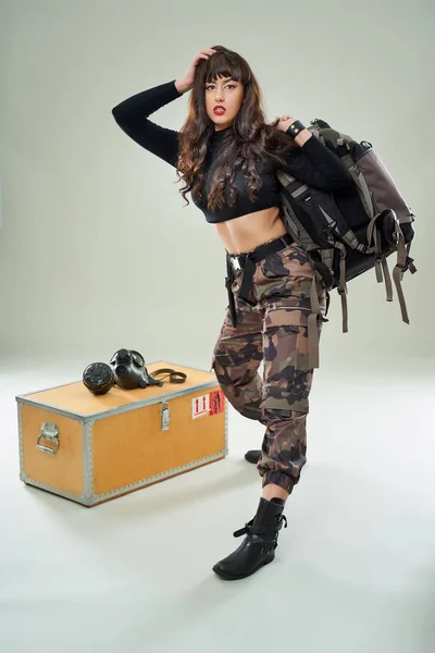 Retrato Estúdio Uma Bela Jovem Militar — Fotografia de Stock