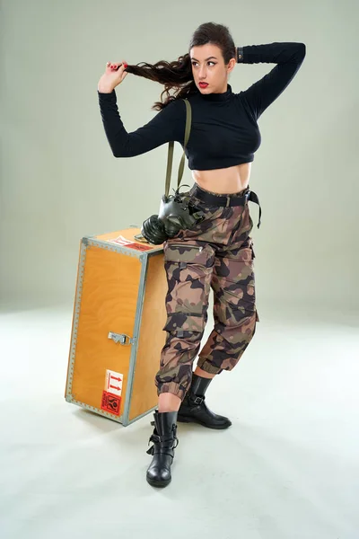 スタジオポートレートの美しい若い軍の女の子 — ストック写真